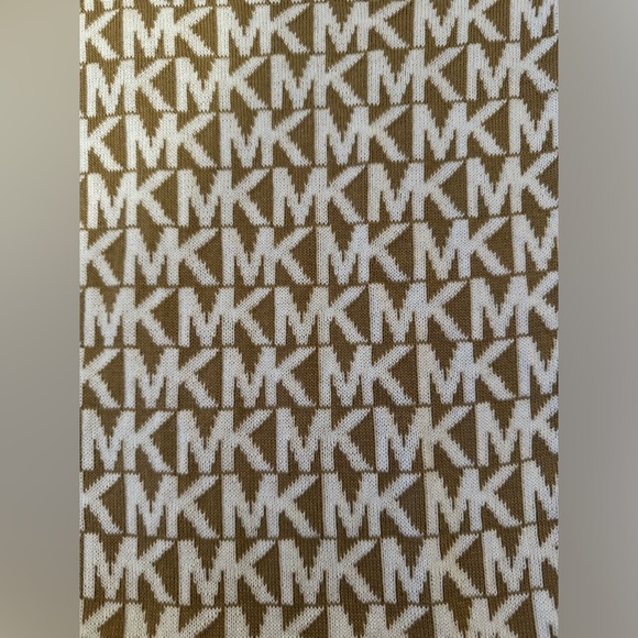 ⭐️Michael Kors infinity scarf - Picture 3 of 7